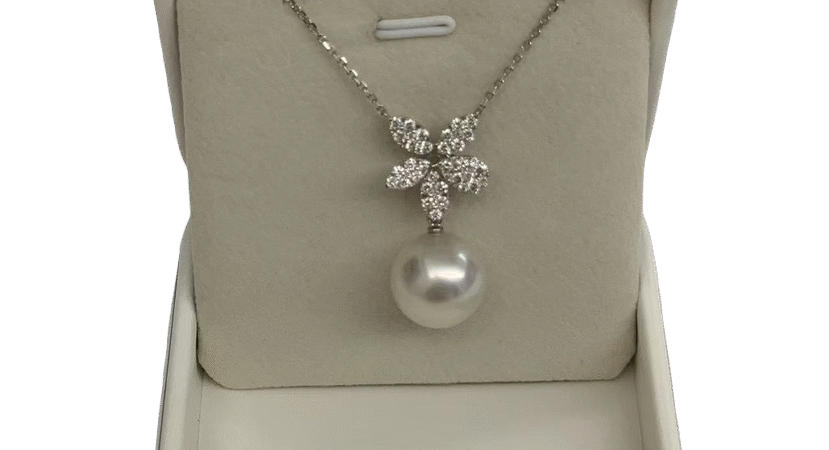 被閨蜜追問800次的寶藏首飾！這樣搭真珠竟然顯白又高級！18K金鑽石鑲嵌，國際珠寶工藝，每顆真珠都有獨立鑒定證書。自然孕育每棵不同，錯過這批要等下次釆珠季，收藏級品質日常戴。愛自己不是奢侈，是每天戴上真珠時那份矜貴的自我認同。